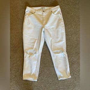 Abercrombie & Fitch Curve Love High Rise Mom Jeans - White. Size 32.